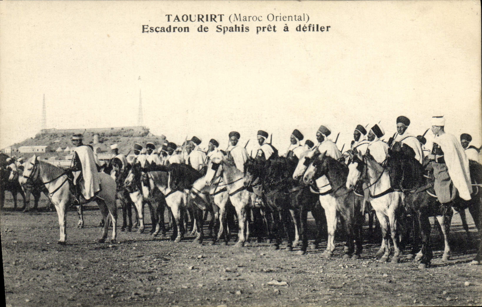 Taourirt (Maroc Oriental) — Escadron de Spahis prêt à défiler — phototypie Haoumendi