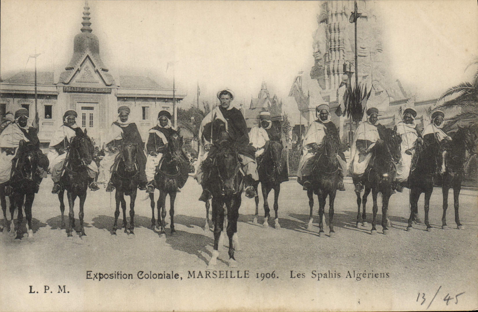 CPA Militaria Marseille Exposition coloniale 1906 Les spahis algeriens