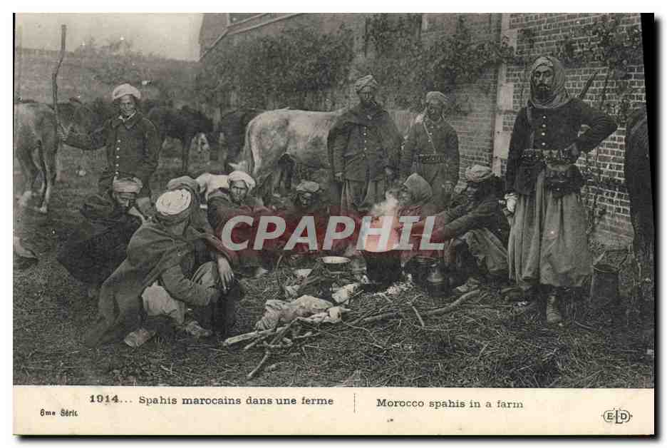 CPA Militaria Spahis marocains dans une ferme