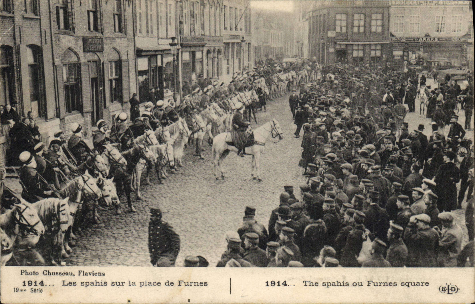 CPA Militaria Les Spahis sur la place de Furnes