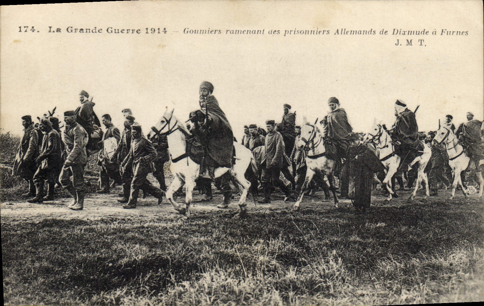 CPA Militaria Goumiers ramenant des prisonniers allemands de Dixmude a Furnes
