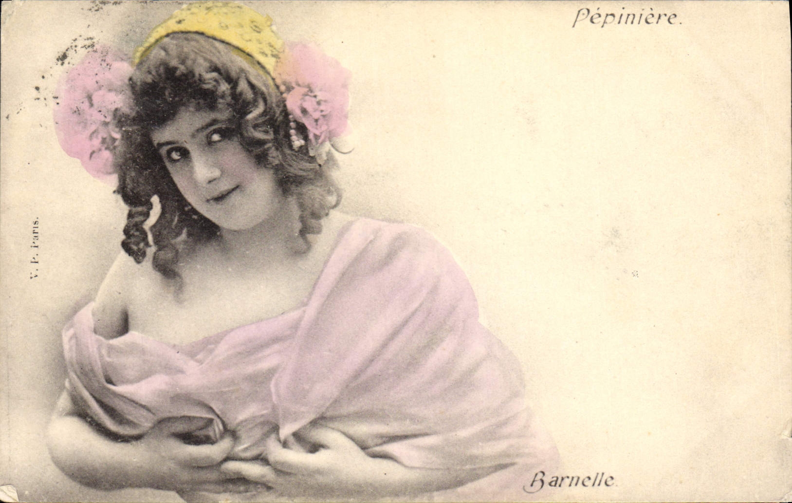 Femme en robe rose et bandeau jaune — Pépinière, Barnelle — V.P. Paris
