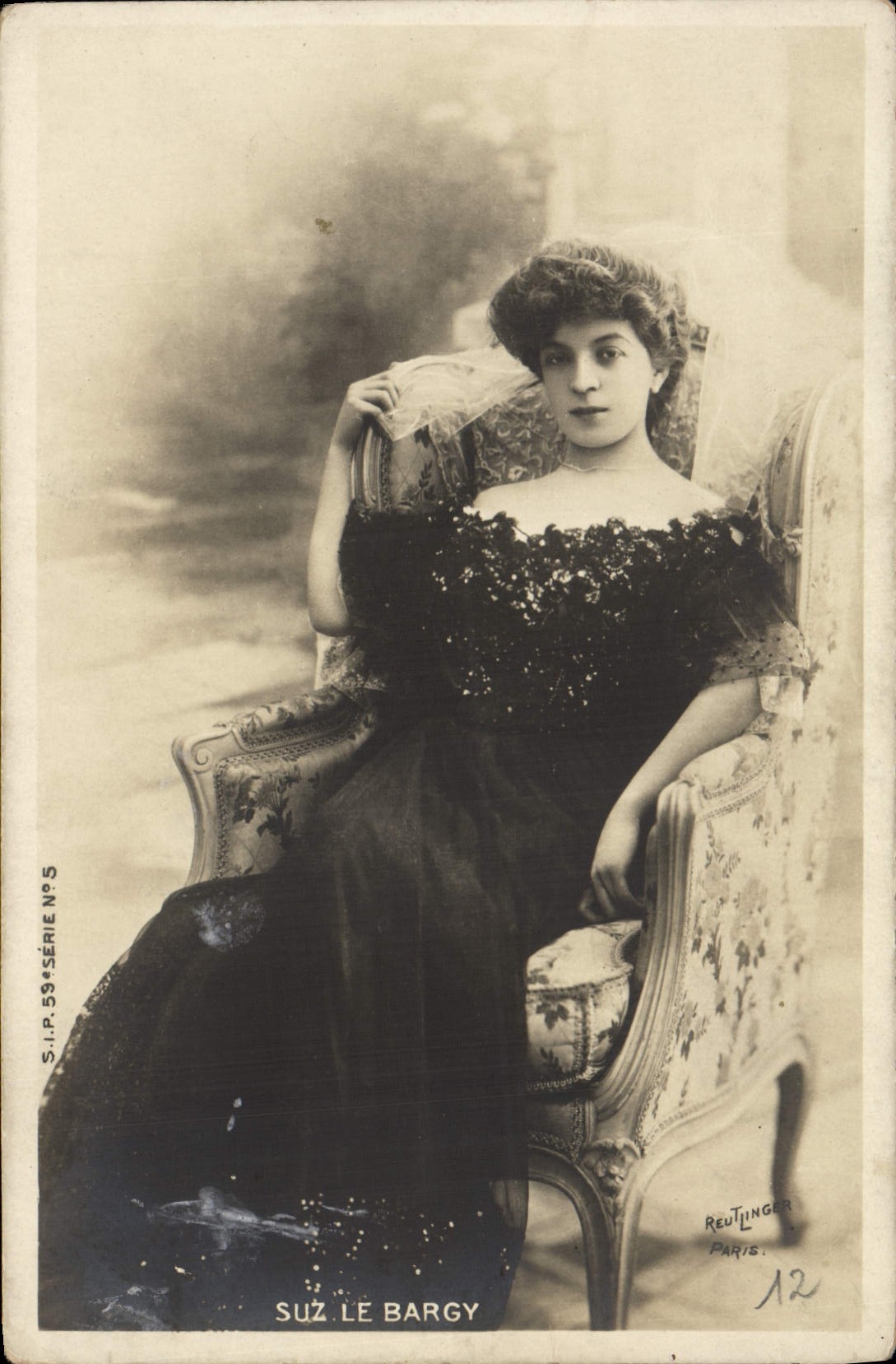 Suz Le Bargy — Portrait en robe noire — Reutinger, Paris, série n°59