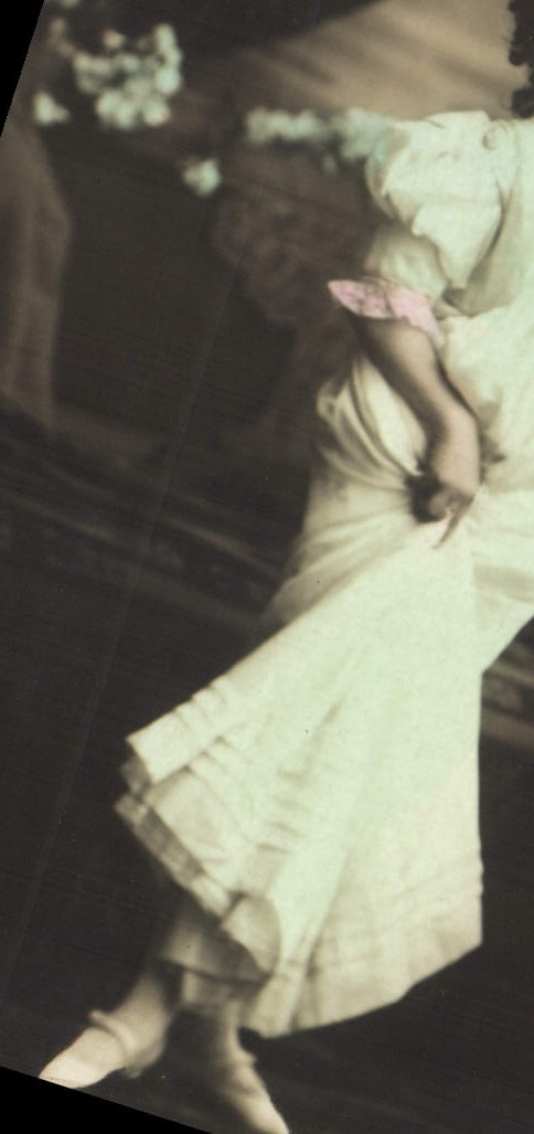 Femme en robe à volants — scène intérieure — éditeur CPAPHIL