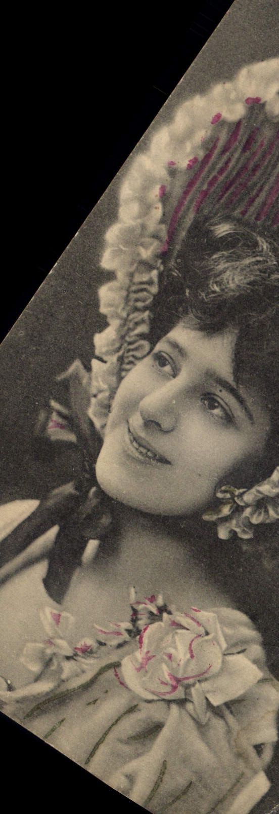 Jeune femme en costume élégant — éditeur non visible — n° de série non lisible