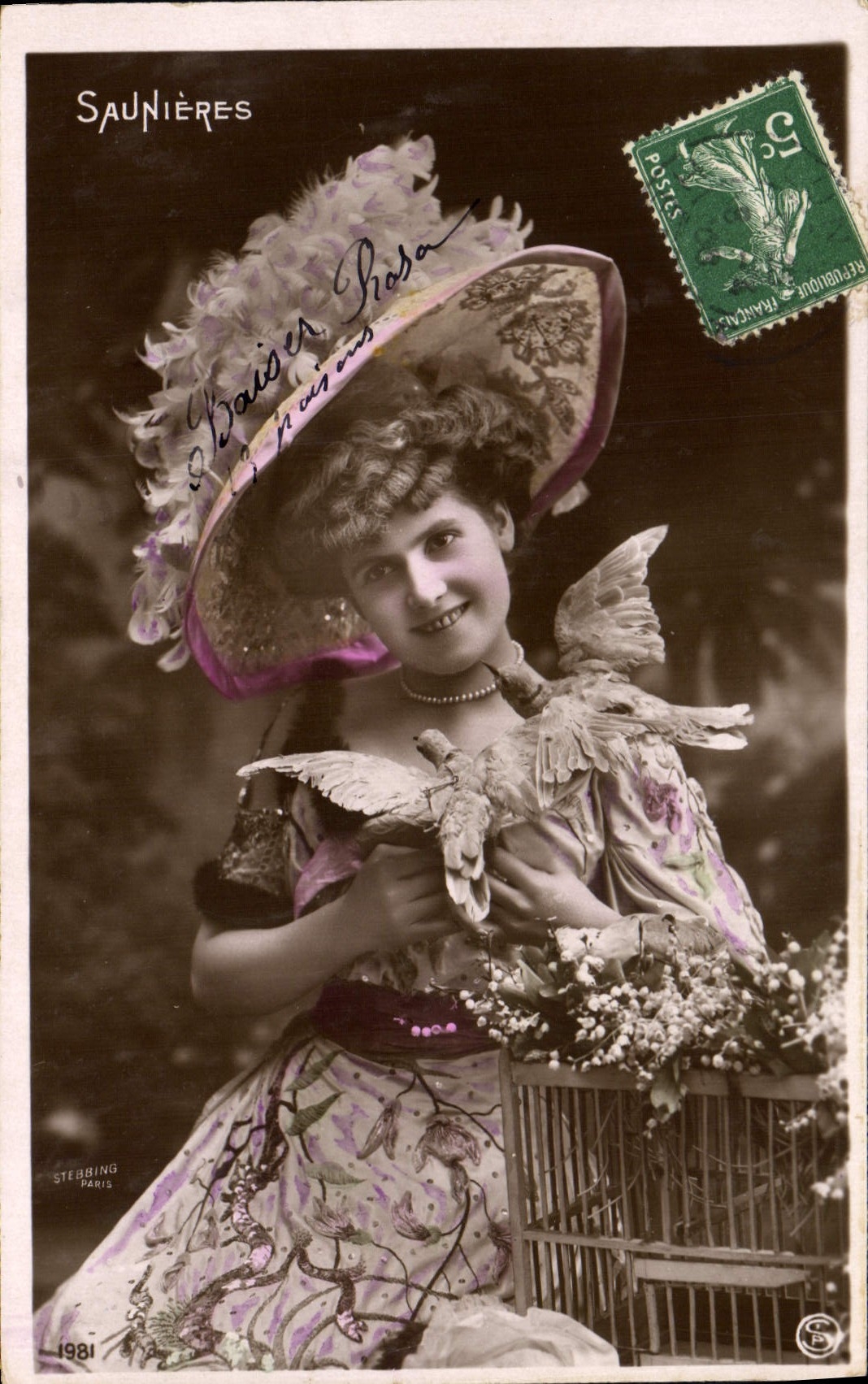 Femme en chapeau à plumes tenant des pigeons — Saunières — Stebbing Paris 1981
