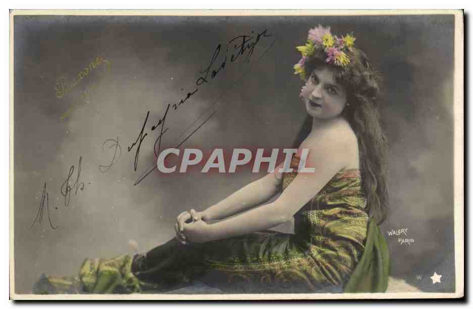 Femme en robe ornée — couronne de fleurs — Walery, Paris