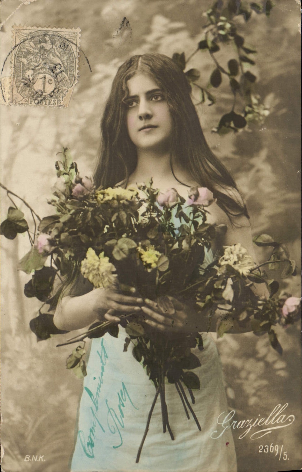 Jeune femme avec bouquet de fleurs — éditeur B.N.K., n° 2369/5