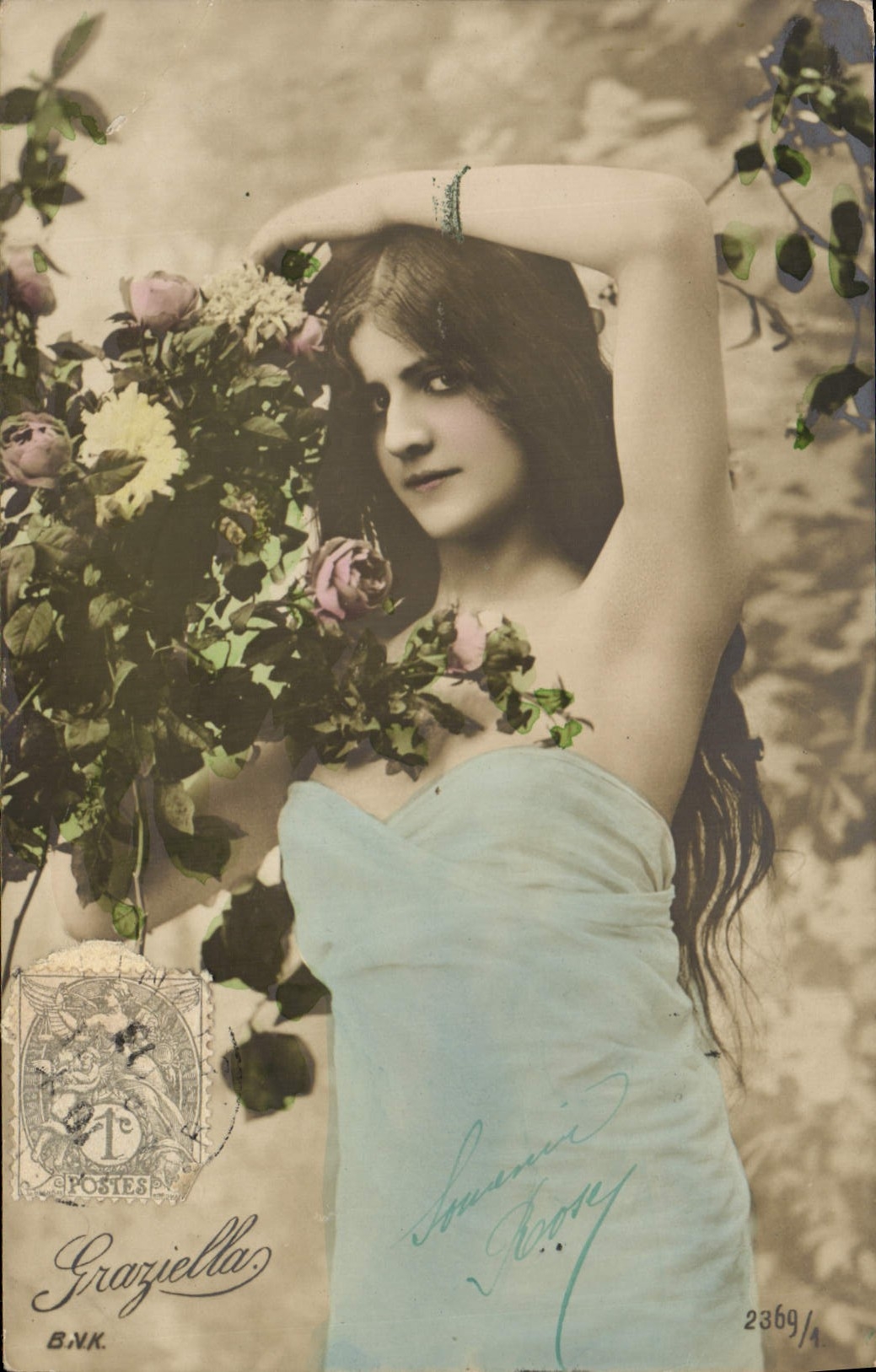 Femme en robe légère — fleurs — B.N.K. n° 2369/1
