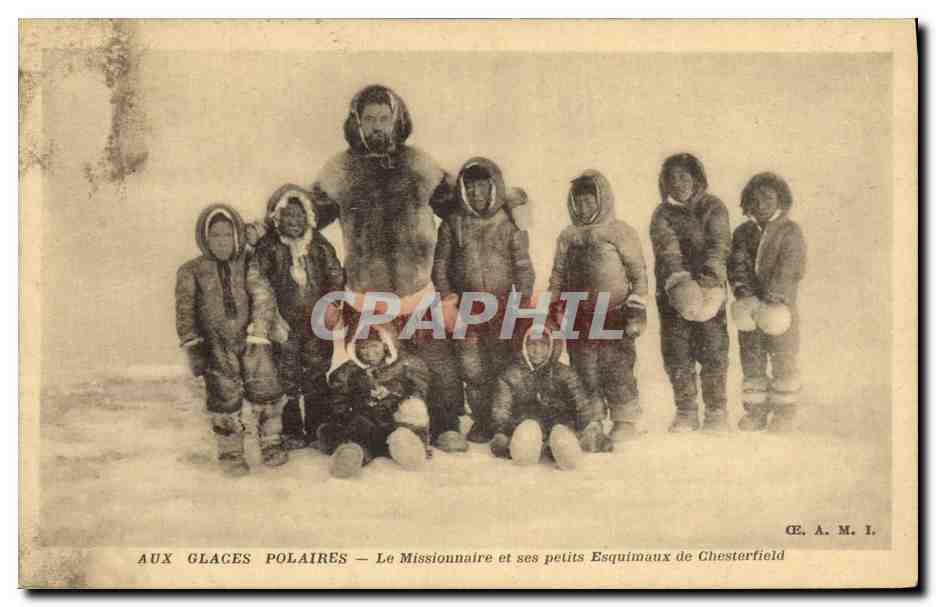 CPA Polaire Amerique du Nord Aux glaces polaires Le missionnaire et ses petits Esquimaux de Chesterfield