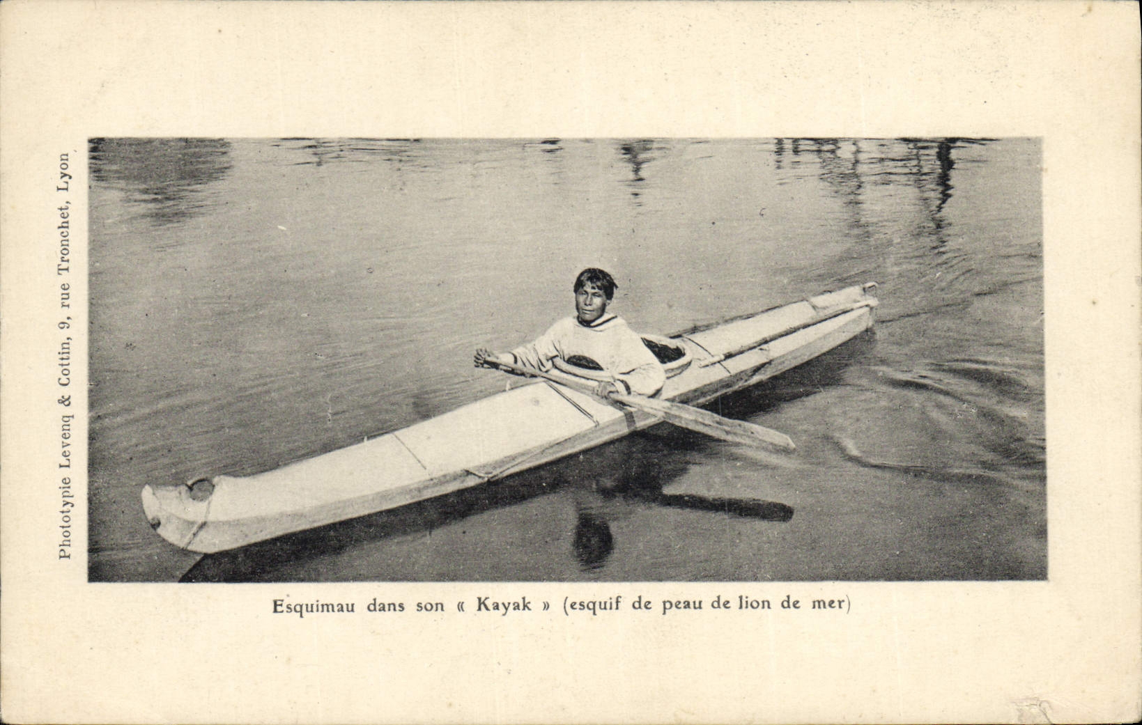 CPA Polaire Amerique du Nord Equimau dans son kayak Peau de lion de mer