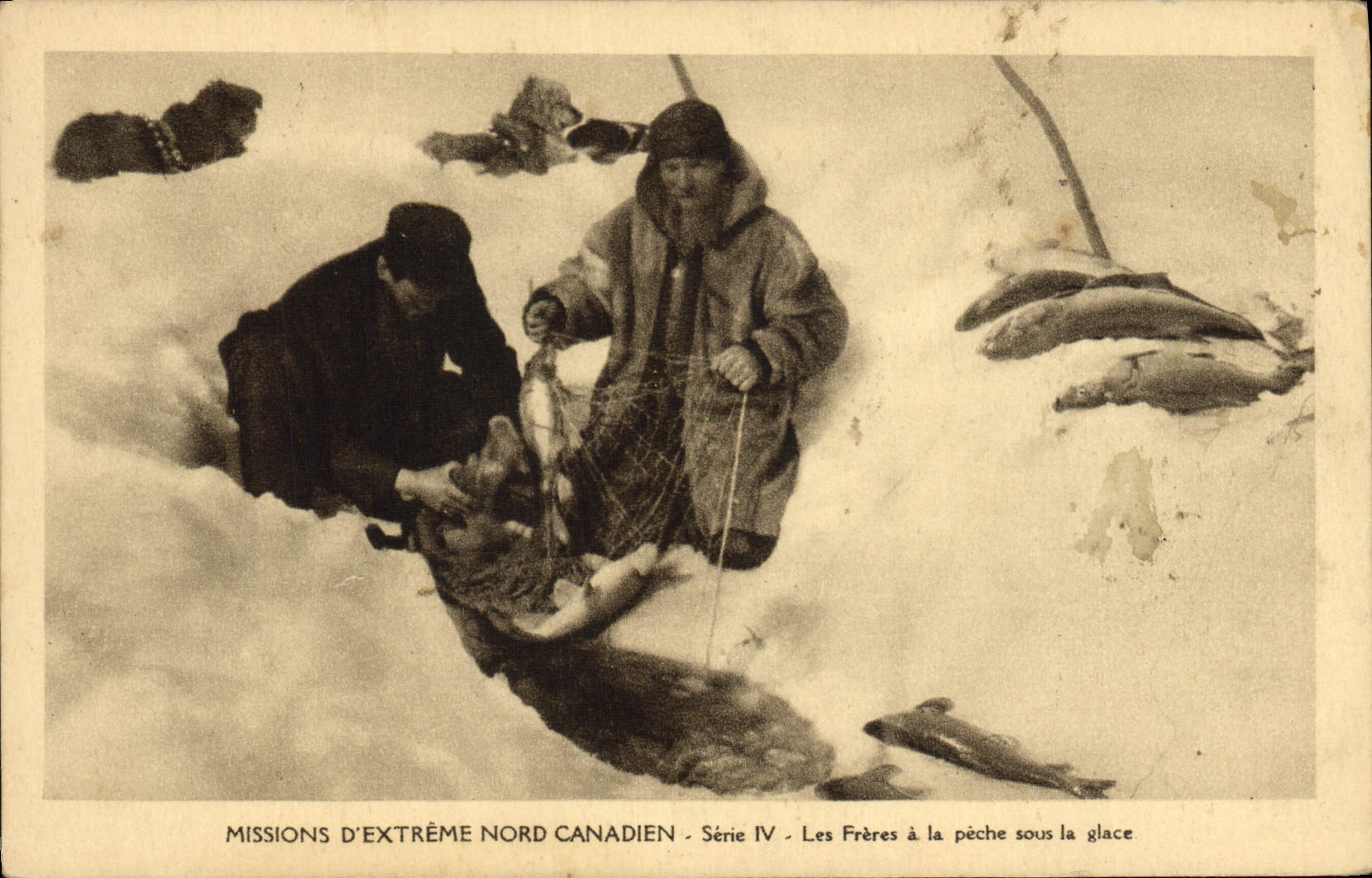 CPA Polaire Amerique du Nord Mission d'extreme Nord Canadien Les freres a la peche sous la glace