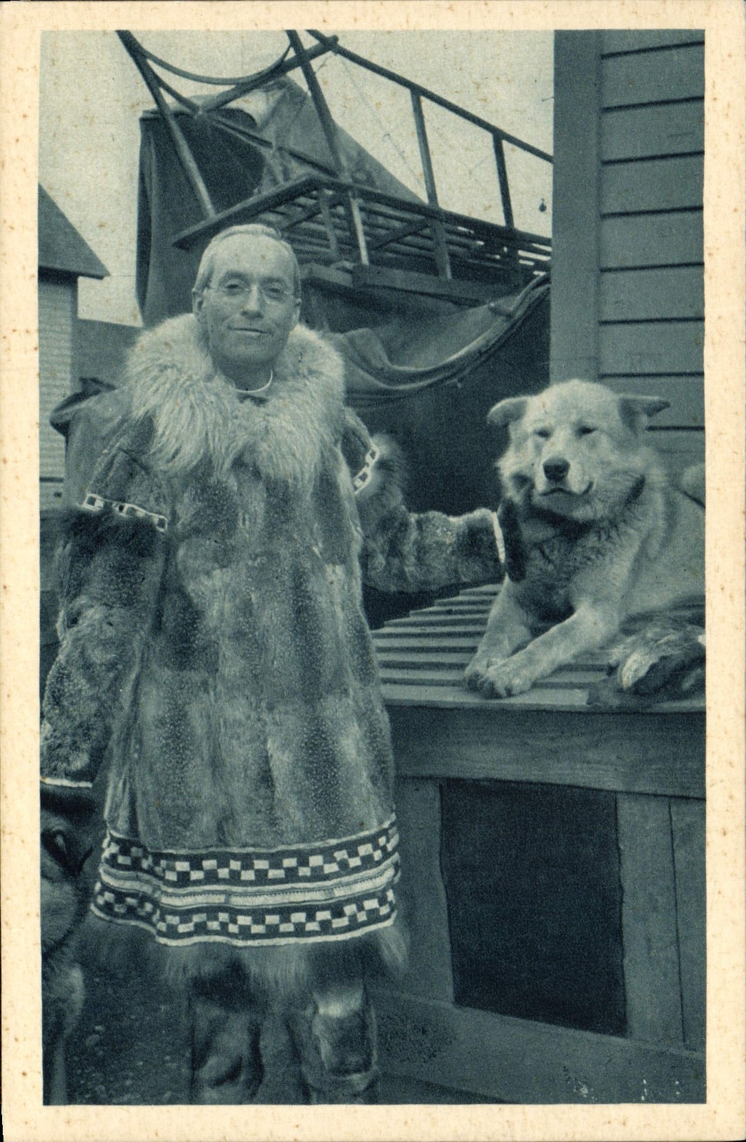 CPA Polaire Amerique du Nord Son ex Monseigneur Crimont Vicaire apostolique d'Alasak Chien