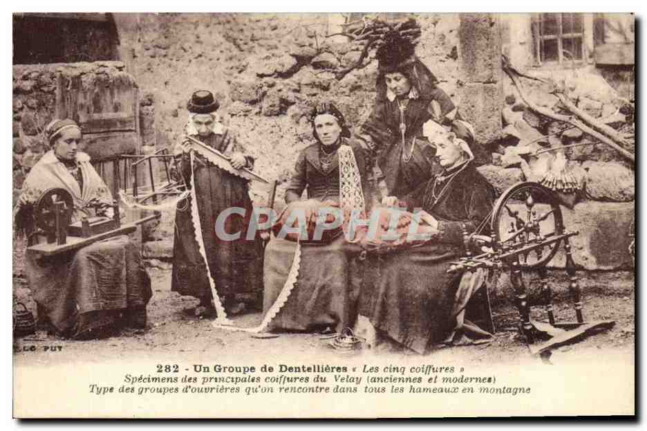 CPA Folklore Un groupe de dentellieres Velay
