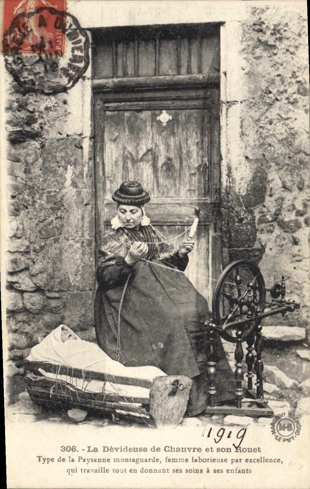 CPA Folklore La Devideuse de Chanvre et son rouet Type de la paysanne montagnarde