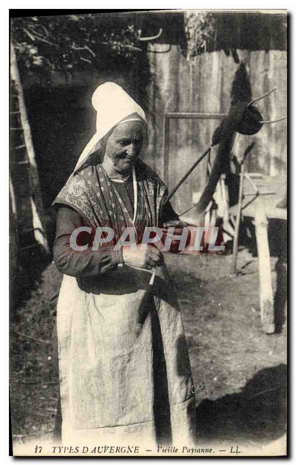 CPA Folklore Auvergne Vieille paysanne