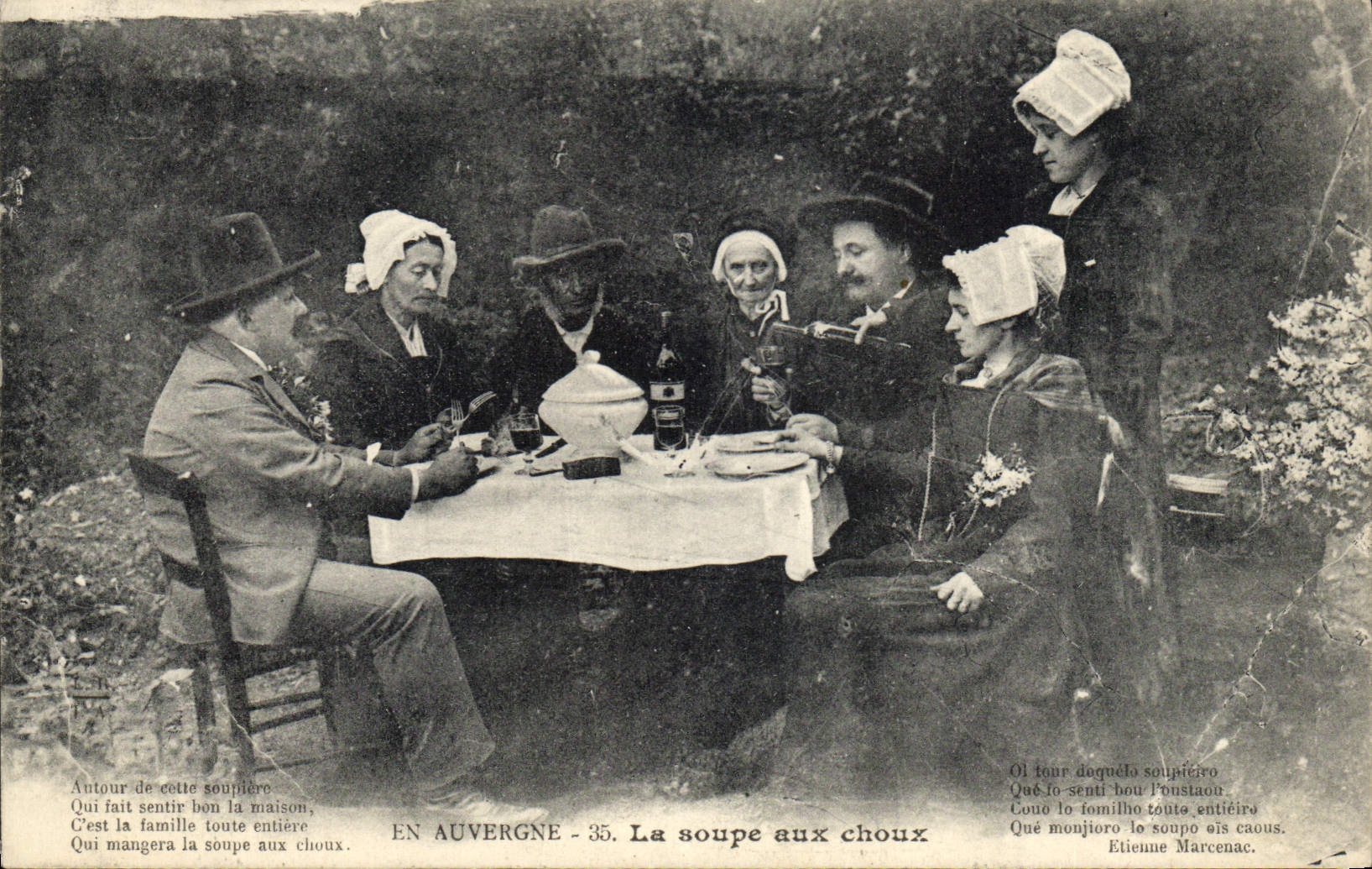 CPA Folklore Auvergne la soupe aux choux