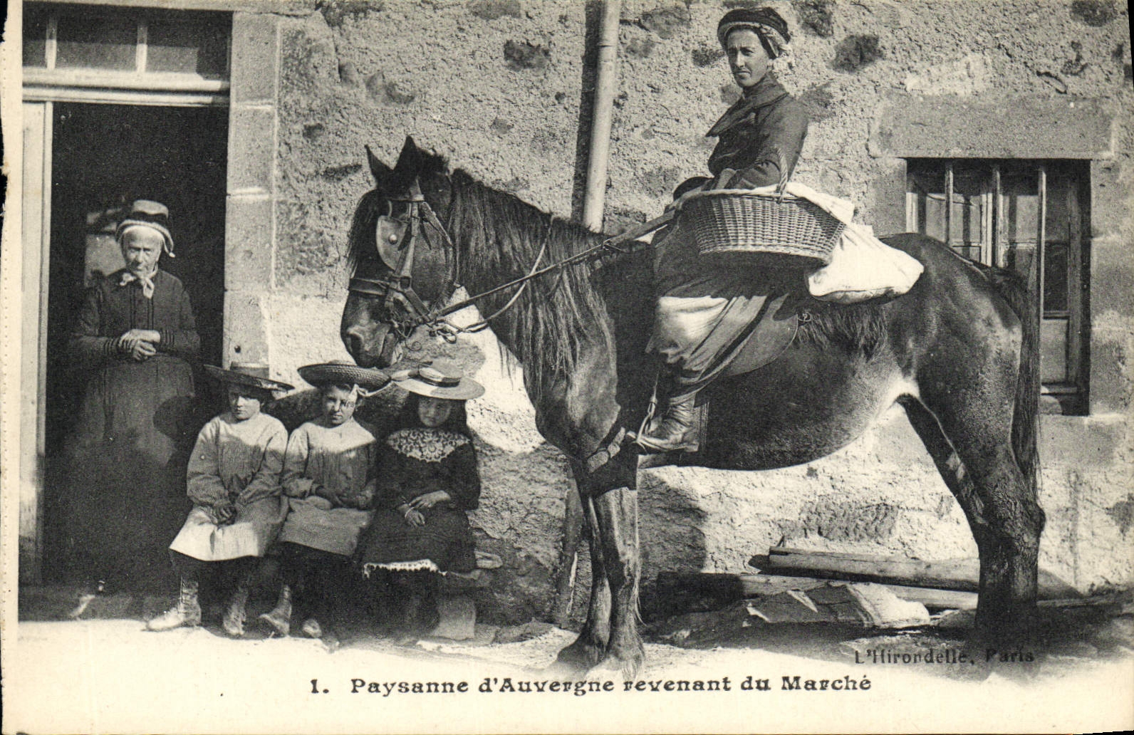 Paysanne d'Auvergne revenant du Marché — L'Hirondelle, Paris — n°1