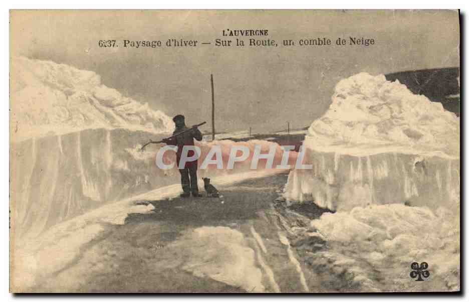 CPA Folklore Auvergne Paysage d'hiver Sur la route un comble de neige
