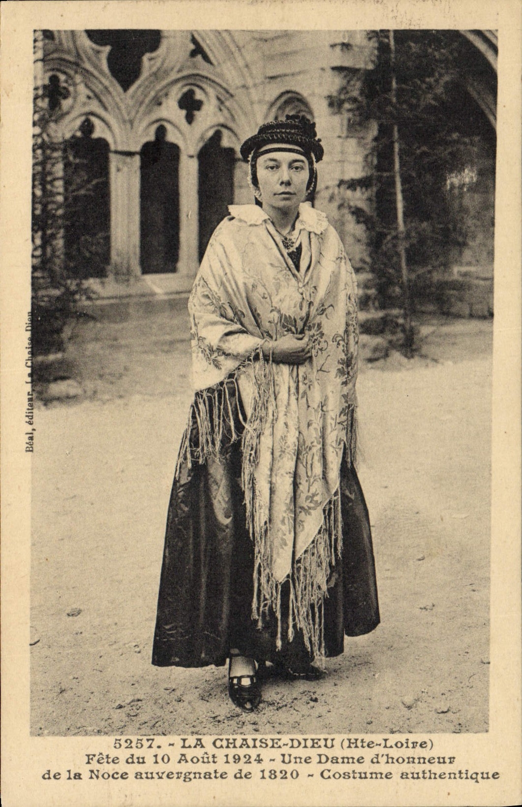 CPA Folklore La Chaise Dieu Fete du 10 Aout 1924 Une dame d'honneur de la noce Auvergnate de 1820