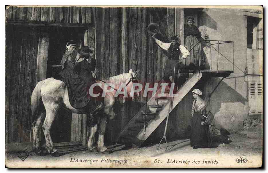CPA Folklore Auvergne L'arrivee des invites Cheval