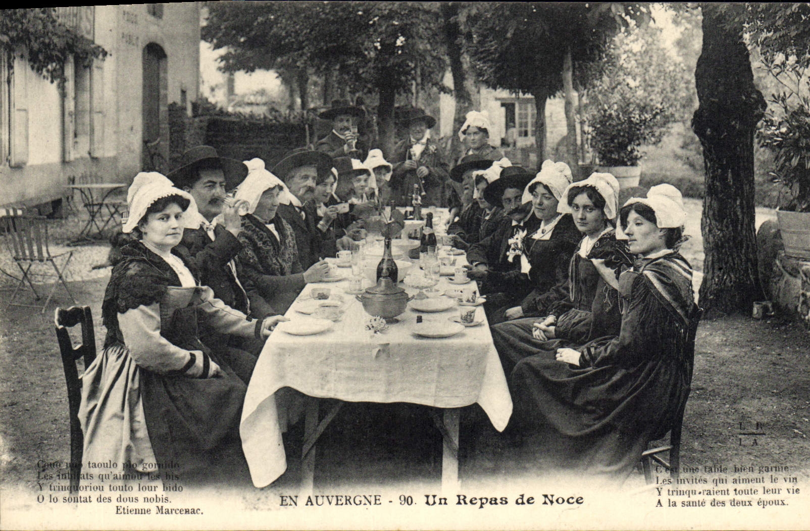 CPA Folklore Auvergne Un repas de noce
