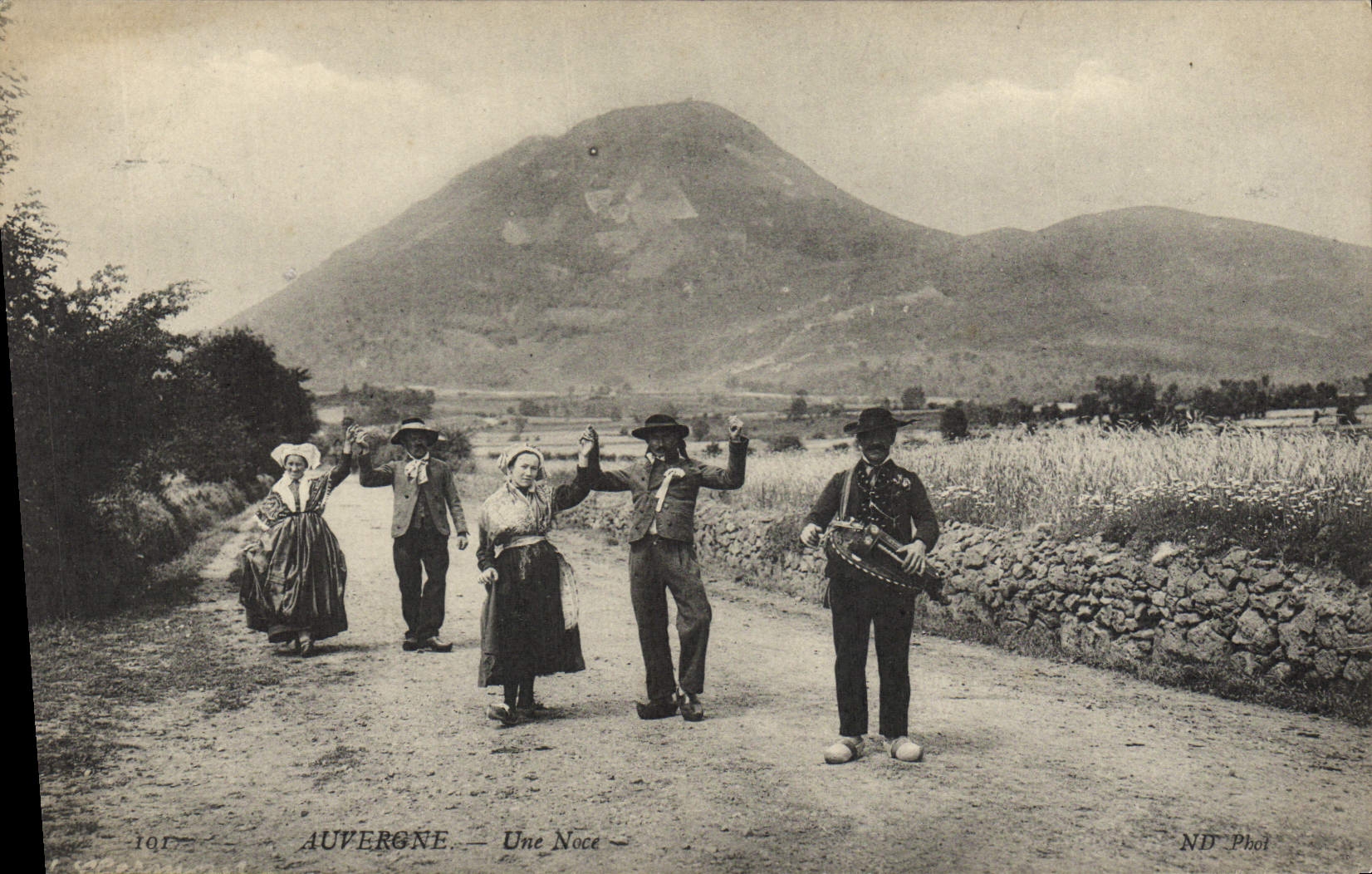 CPA Folklore Auvergne Une noce