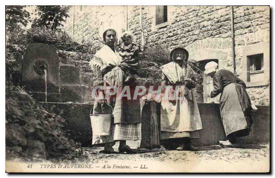 CPA Folklore Auvergne A la fontaine