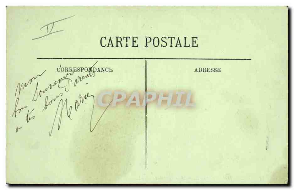 CPA Folklore Auvergne A la fontaine — Verso