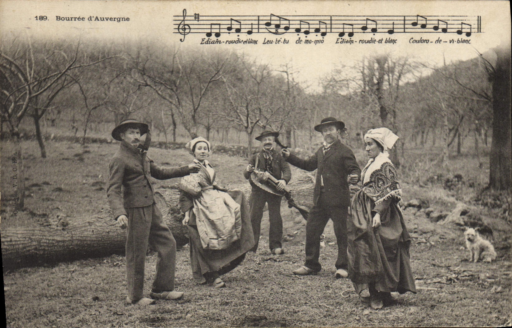 CPA Folklore Auvergne la bourree