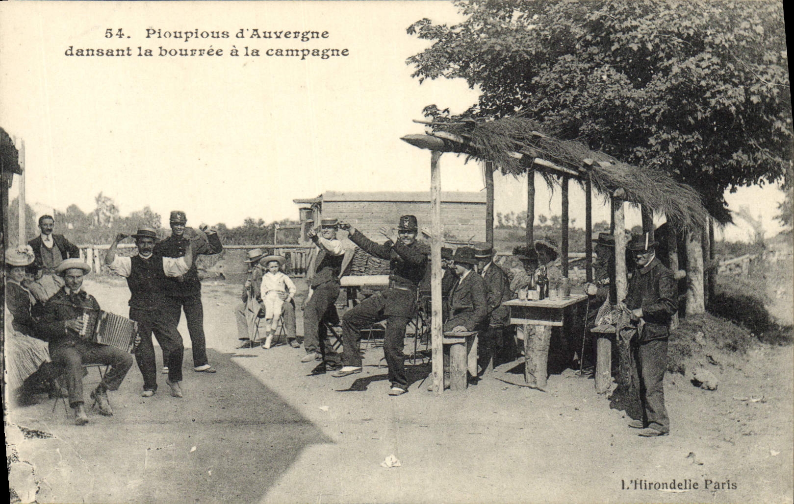 CPA Folklore Pioupious d'Auvergne dansant la bourree a la campagne