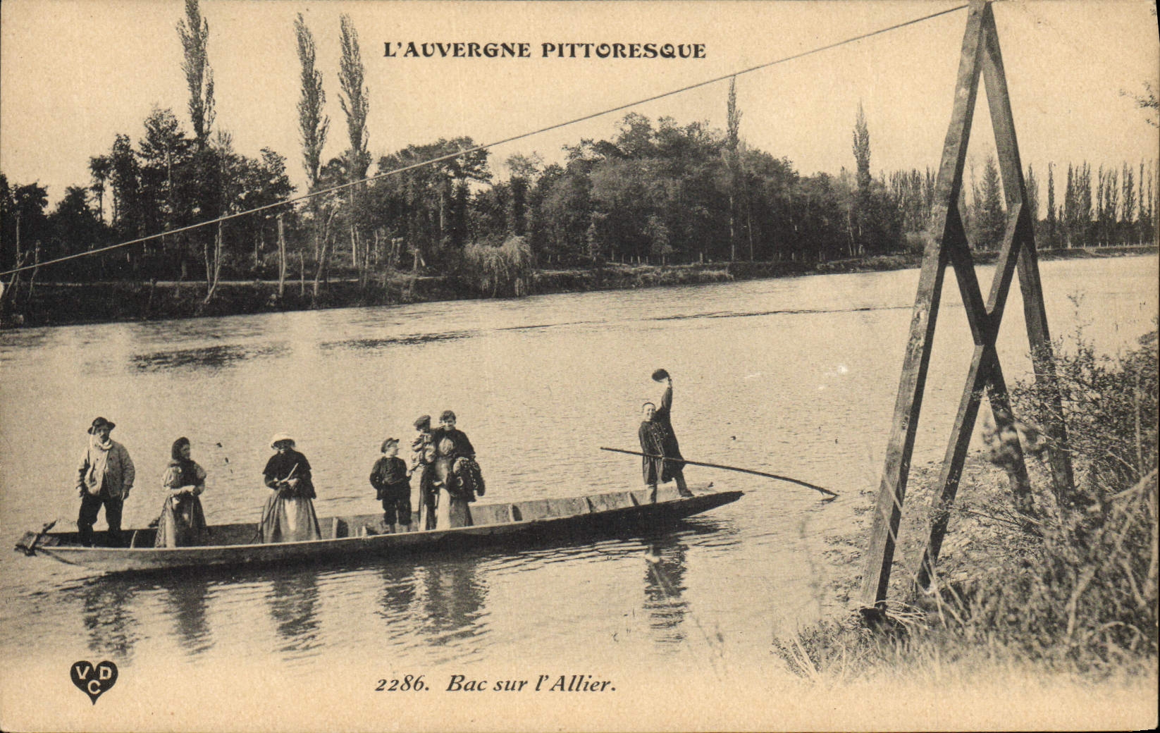 CPA Folklore Auvergne Bac sur l'Allier