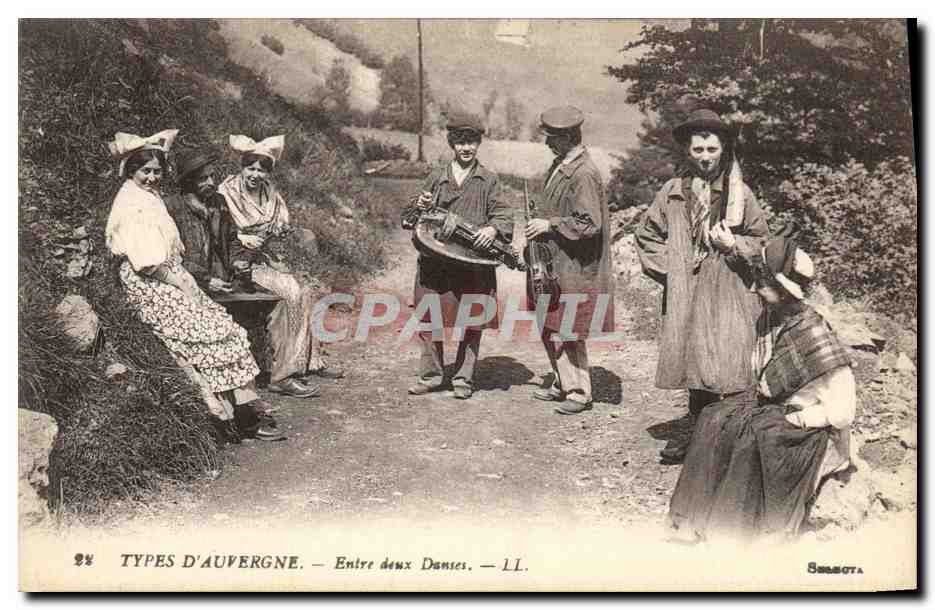 CPA Folklore Auvergne Entre deux danses 