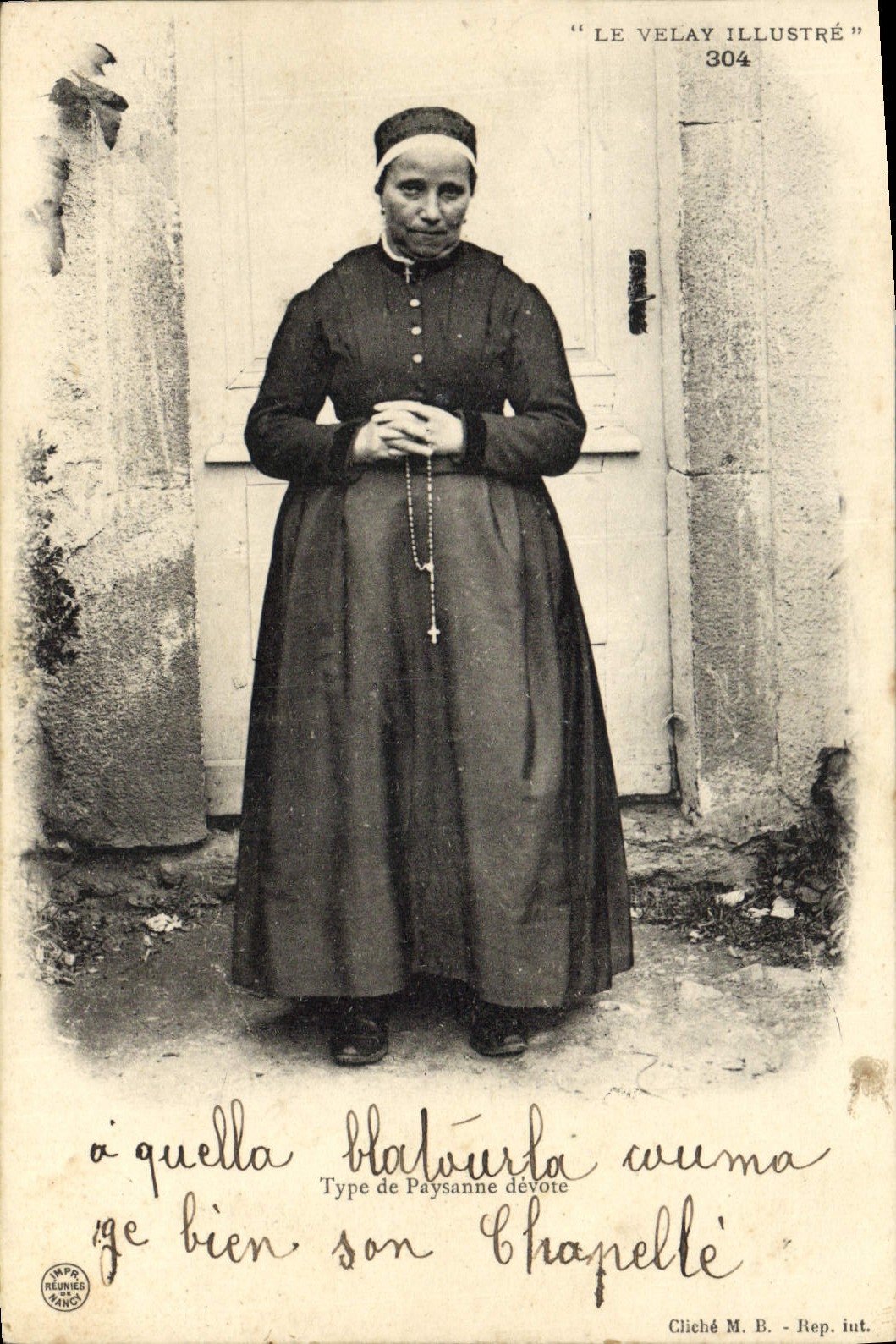 CPA Folklore Le Velay Type de paysanne devote Auvergne