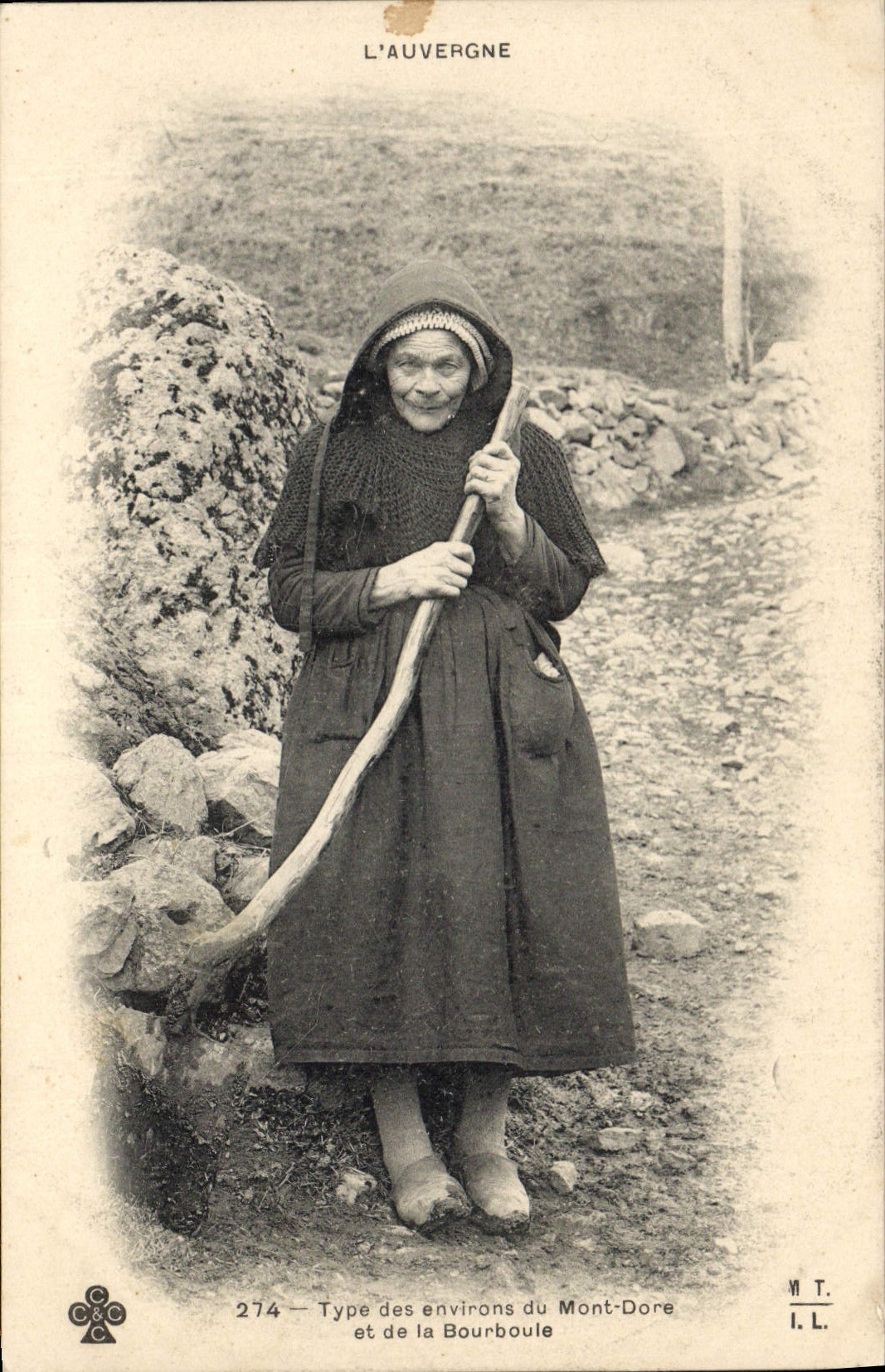 CPA Folklore Auvergne Type des environs du Mont Dore et de la Bourboule