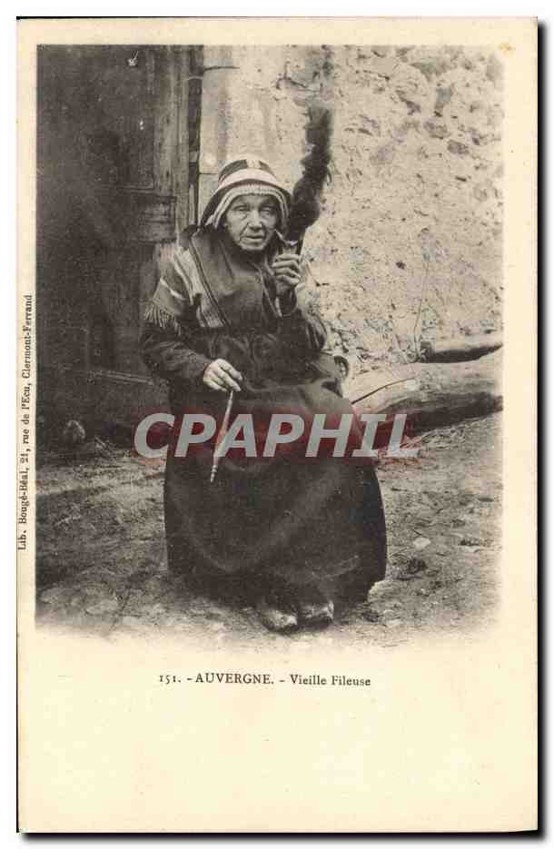 CPA Folklore Auvergne Vieille fileuse