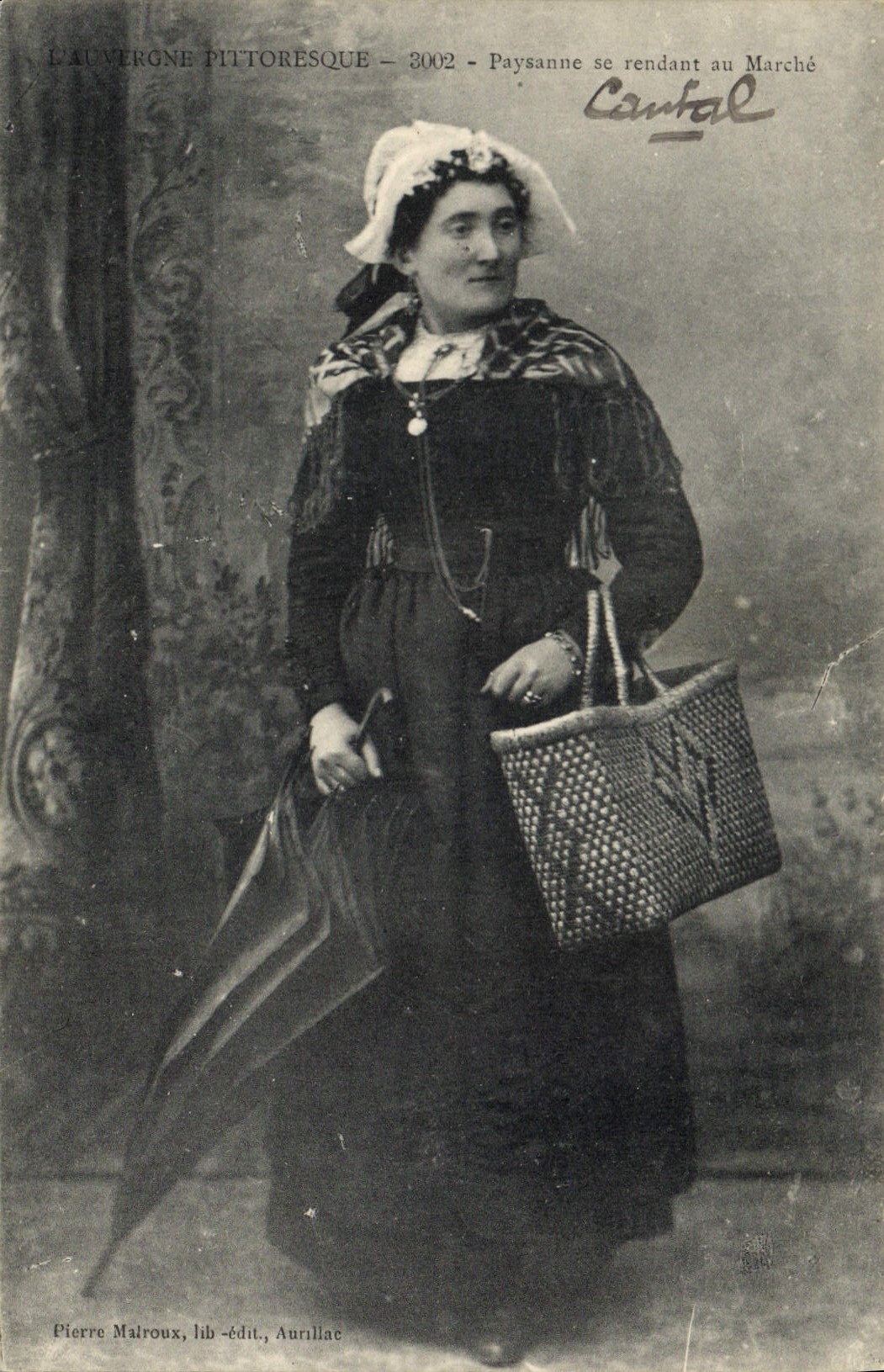 CPA Folklore Auvergne Paysanne se rendant au marche