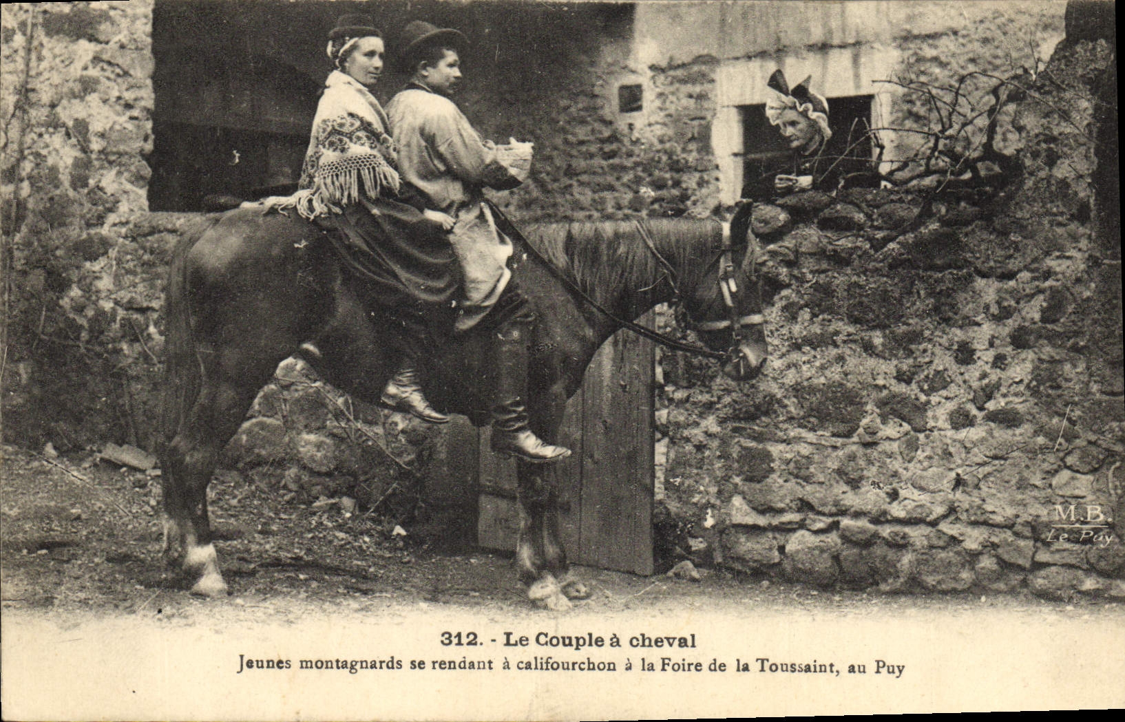 CPA Folklore Auvergne Le couple a cheval Jeunes montagnards se rendant a califourchon a la foire de la Toussaint au Puy