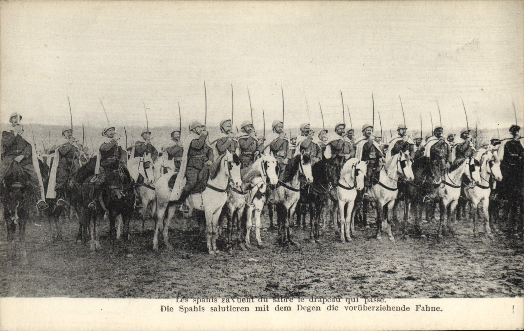 CPA Militaria Les Spahis saluent du sabre le drapeau qui passe 