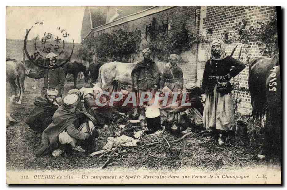 CPA Militaria Un campement de Spahis Marocains dans une ferme de la Champagne