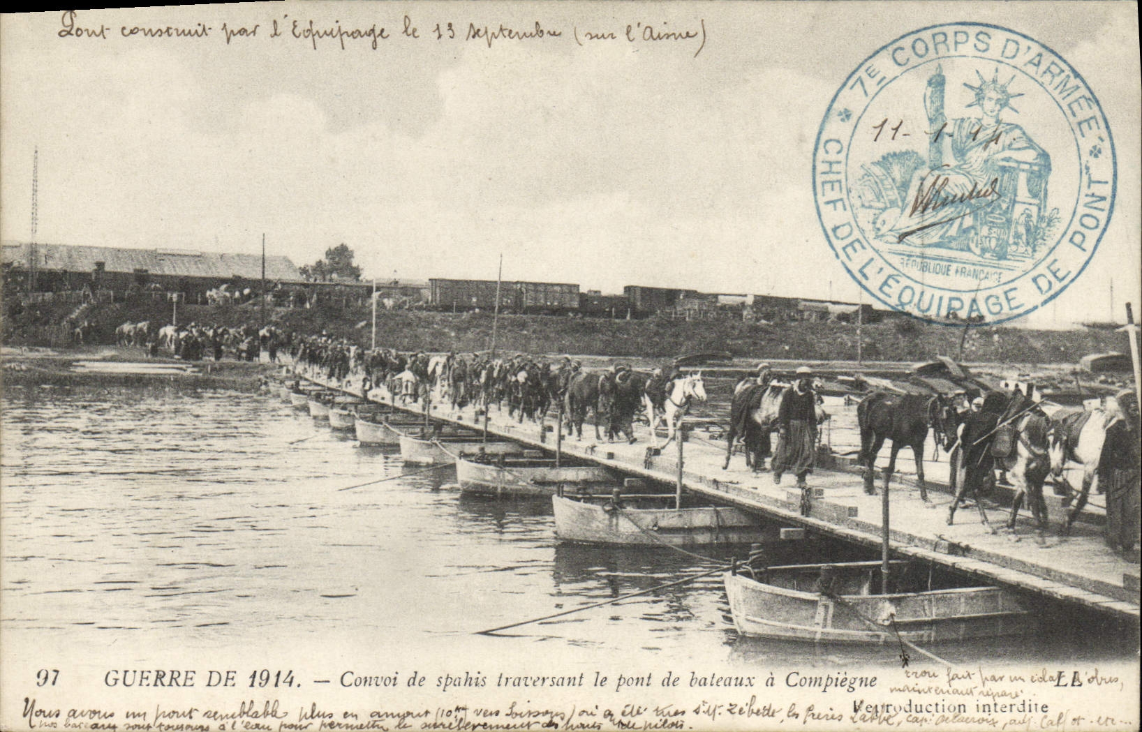 CPA Militaria Convoi de Spahis traversant le pont de bateaux a Compiegne 
