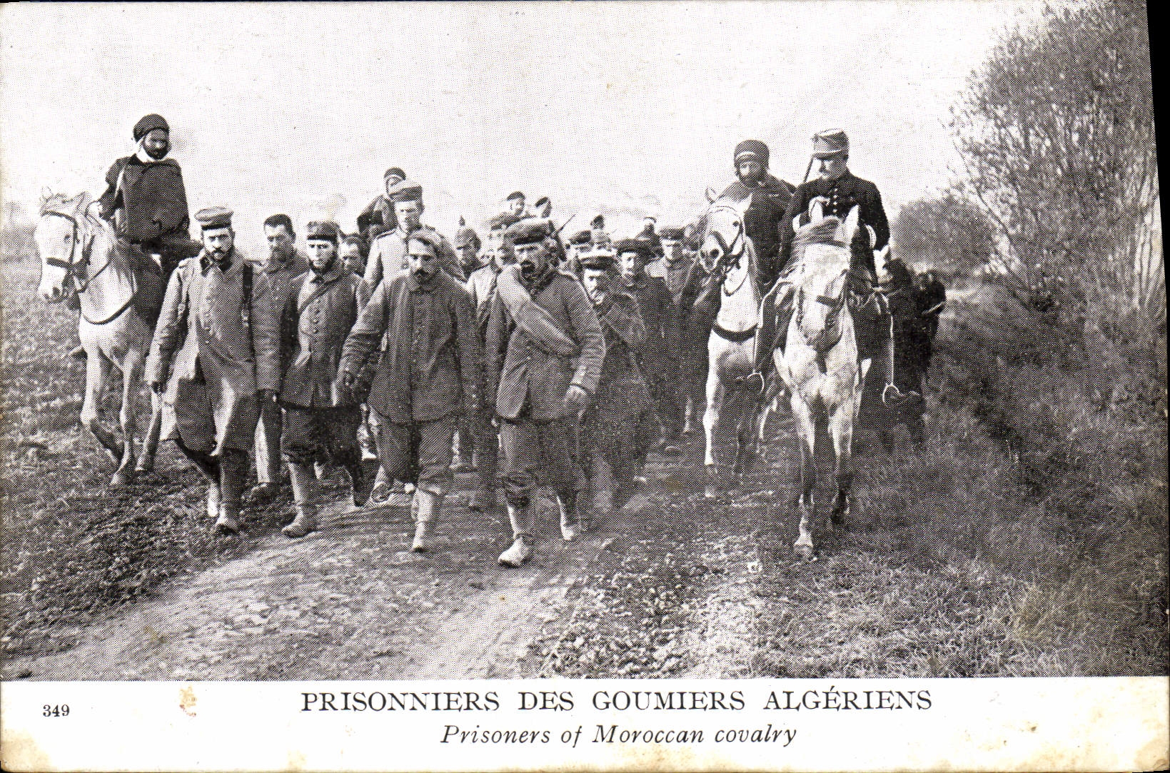 CPA Militaria Prisonniers des Goumiers algeriens 