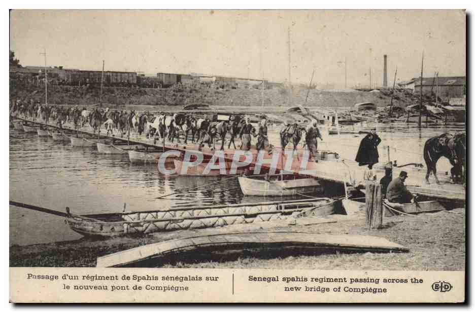 CPA Militaria Passage d'un regiment de Spahis Senegalais sur le nouveau pont de Compiegne