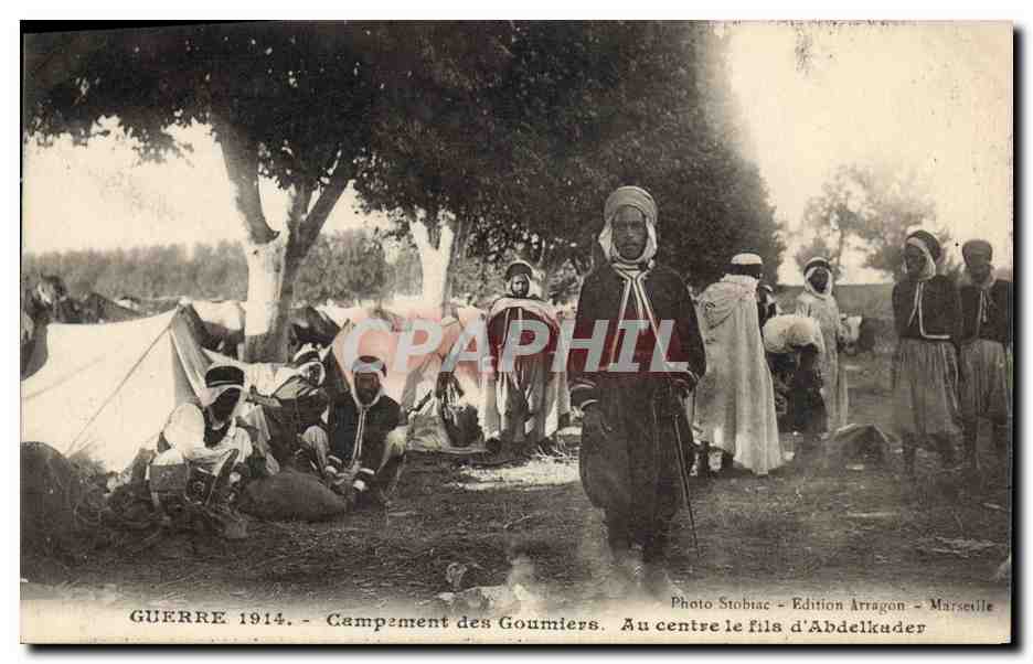 CPA Militaria Campement des Goumiers Au centre le fils d'Abdelkader