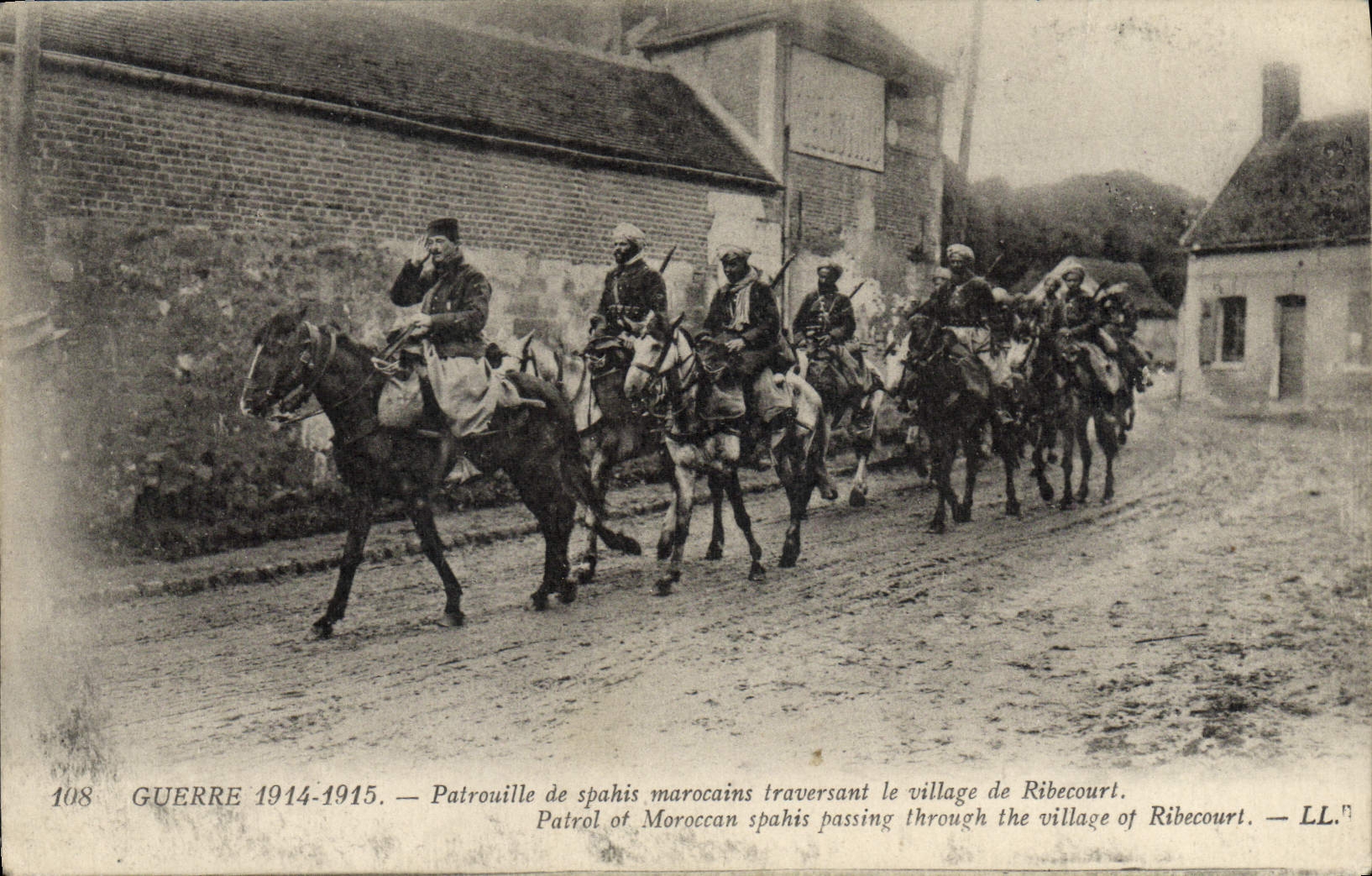 CPA Militaria Patrouille de Spahis marocains traversant le village de Ribecourt 
