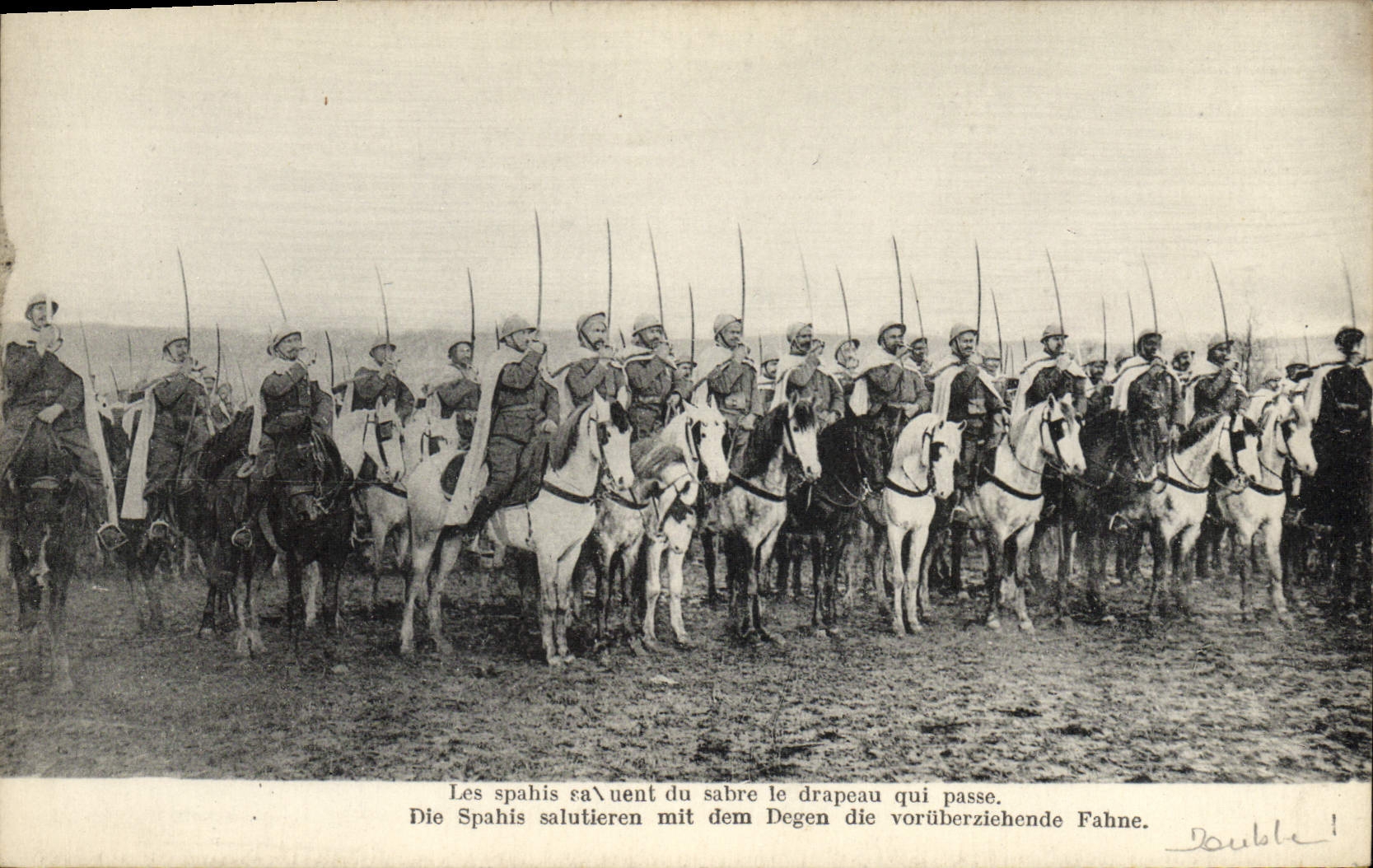 CPA Militaria Les spahis saluent du sabre le drapeau qui passe
