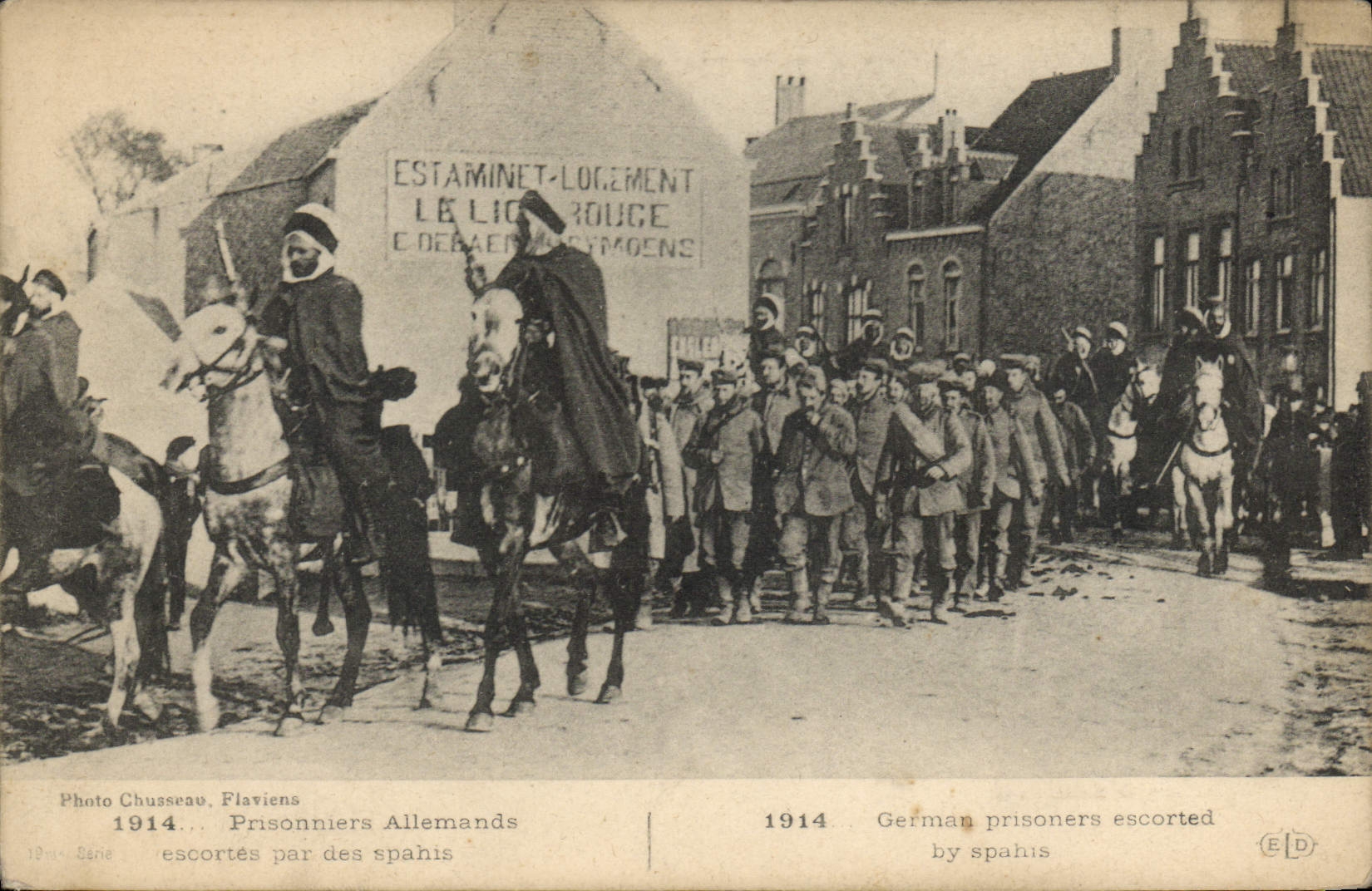 CPA Militaria Prisonniers allemands escortes par les Spahis