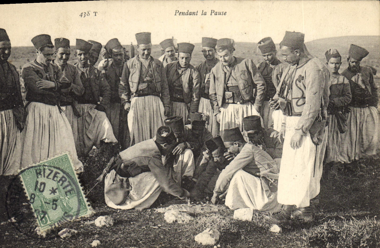 CPA Militaria Spahis Pendant la pause Tunisie