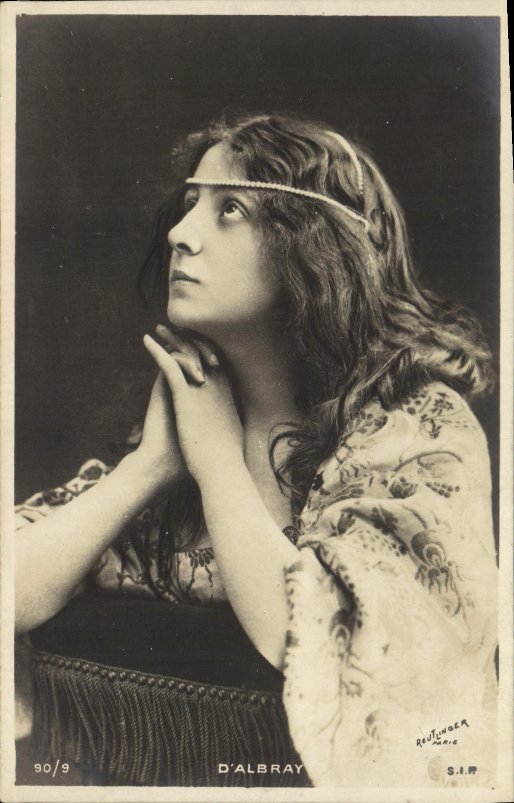 D'Albray — Portrait de jeune femme en prière — Reutlinger Paris, n° 90/9