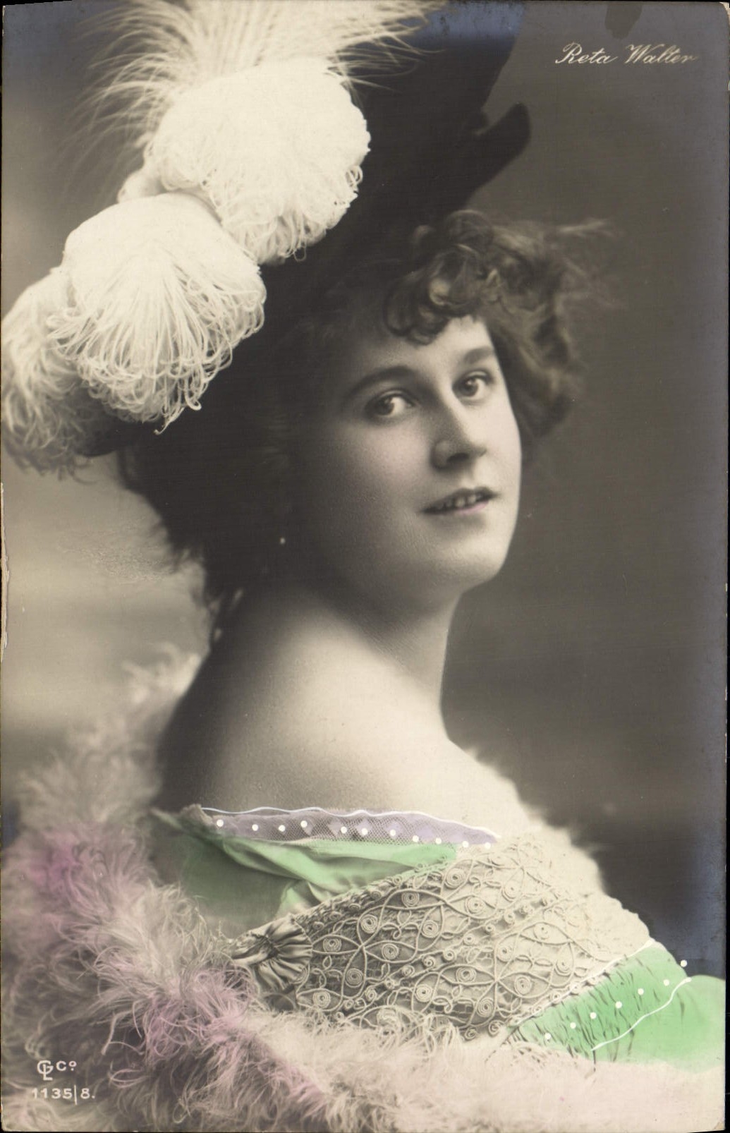 Reta Walter — Portrait einer Frau in eleganter Kleidung — CCo 1135/8